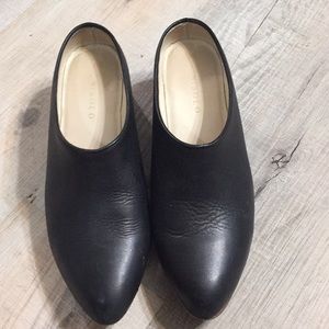 Matte black : shoes run small fits like a 6.5